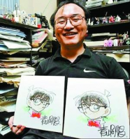 Gōshō Aoyama mit handgezeichneten Bildern seines Hauptwerkes "Detektiv Conan"