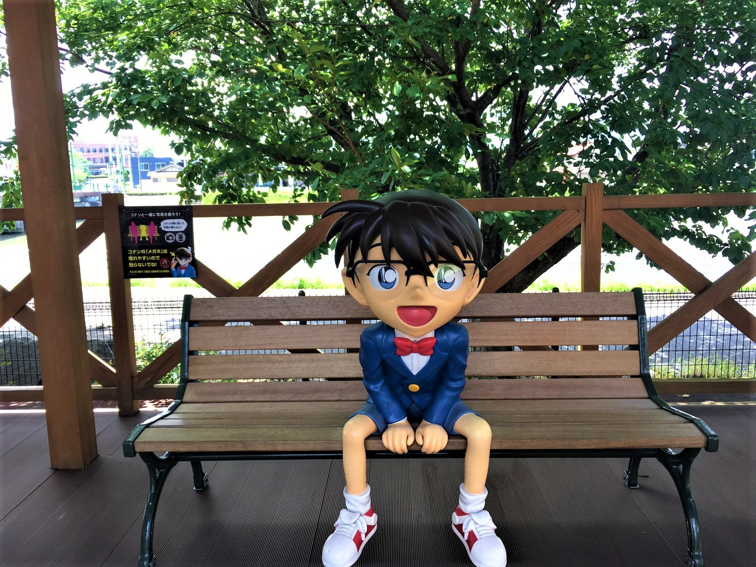 Conan Town: Conan auf einer Parkbank