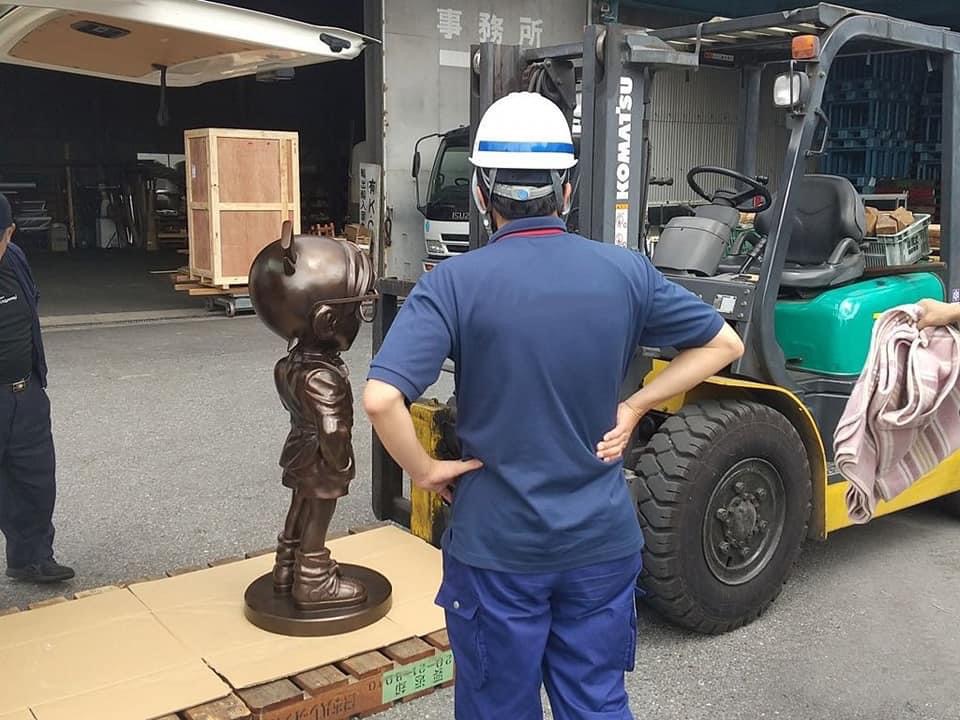 Die Conan-Statue wird zu Sherlock Holmes gebracht